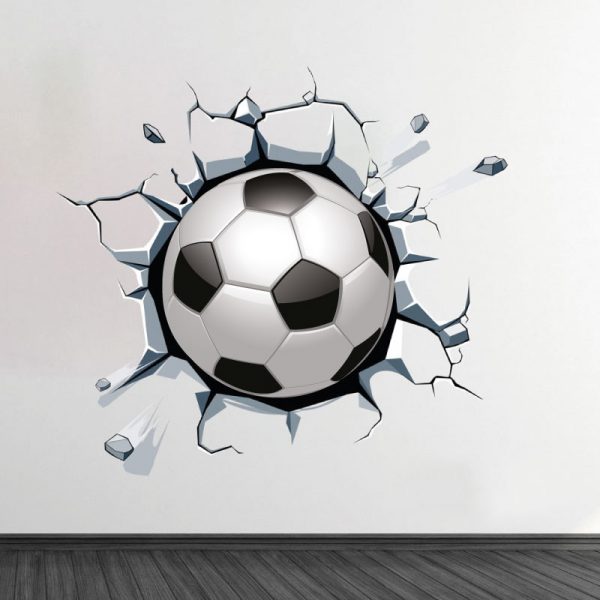 Bola de futebol a sair da parede em autocolante decorativo de parede